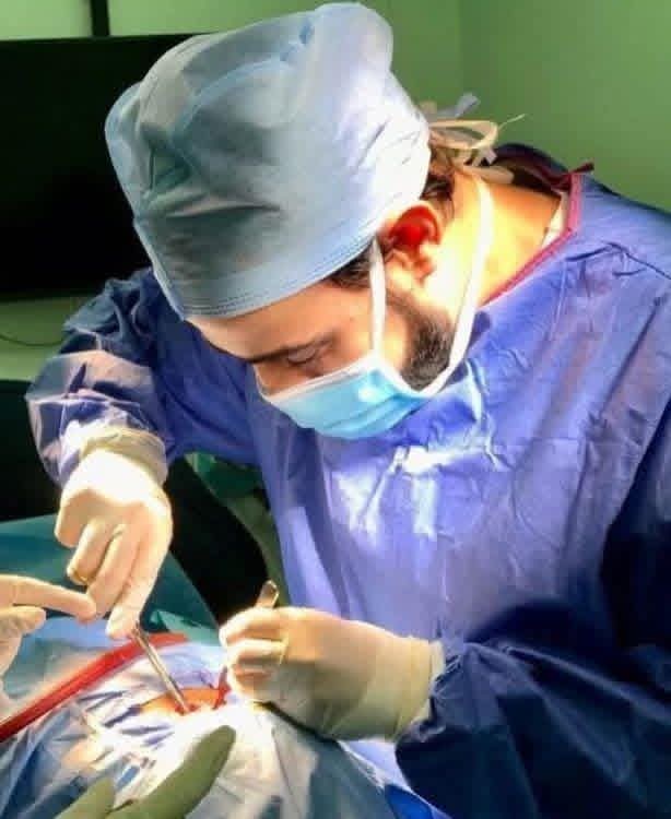 دكتور احمد عطيه استشاري جراحات المخ والاعصاب والعمود الفقري